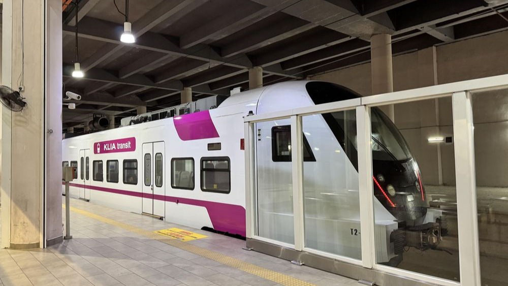 Chiếc t&agrave;u tốc h&agrave;nh KLIA Ekspres m&agrave;u hồng/trắng đặc trưng đang di chuyển