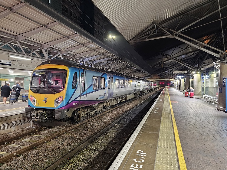 Hành khách có thể di chuyển từ sân bay Manchester về trung tâm thành phố bằng tàu điện ngầm vé máy bay đi Manchester