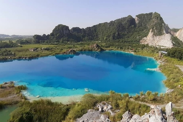 Tuyệt T&igrave;nh Cốc, một địa danh nổi tiếng nằm ở Hải Ph&ograve;ng nổi tiếng với m&agrave;u xanh ngọc b&iacute;ch đặc trưng