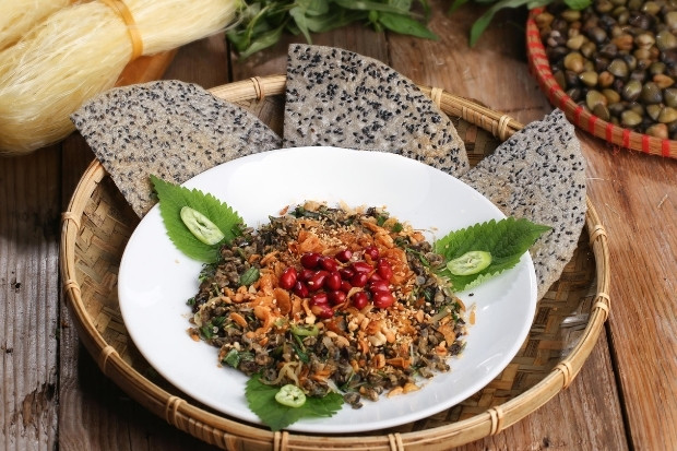 Hến x&uacute;c b&aacute;nh đa l&agrave; một m&oacute;n ăn d&acirc;n d&atilde; đặc trưng