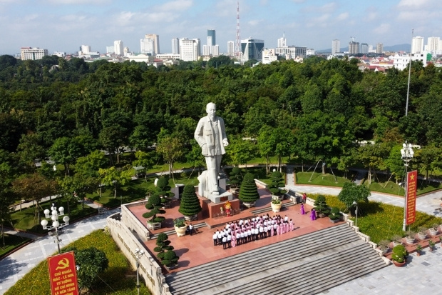 Tượng đ&agrave;i Hồ Ch&iacute; Minh &ndash; biểu tượng tri &acirc;n v&agrave; t&ocirc;n k&iacute;nh của người d&acirc;n với B&aacute;c
