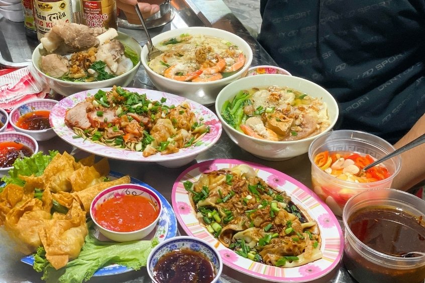 Nhắc đến ẩm thực người Hoa S&agrave;i G&ograve;n kh&ocirc;ng thể bỏ qua phố sủi cảo nổi tiếng