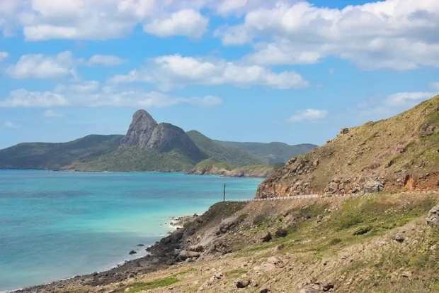 Mũi C&aacute; Mập, một địa điểm du lịch nổi tiếng nằm tr&ecirc;n đảo C&ocirc;n Sơn thuộc quần đảo C&ocirc;n Đảo