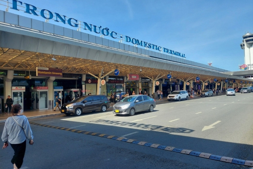 Khung cảnh b&ecirc;n ngo&agrave;i Nh&agrave; ga Quốc nội của S&acirc;n bay Quốc tế T&acirc;n Sơn Nhất