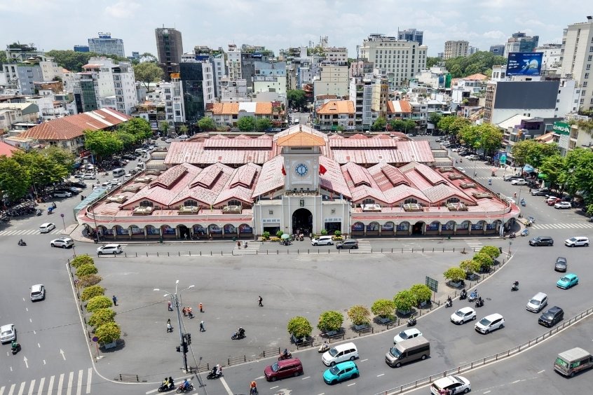 To&agrave;n cảnh S&agrave;i G&ograve;n nhộn nhịp với biểu tượng Chợ Bến Th&agrave;nh lịch sử giữa trung t&acirc;m th&agrave;nh phố