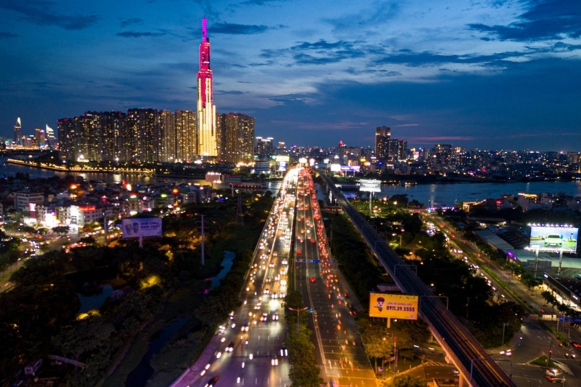 Nhịp sống TP.HCM về đ&ecirc;m vẫn đầy hối hả với những d&ograve;ng xe rực rỡ &aacute;nh đ&egrave;n đổ về phố thị