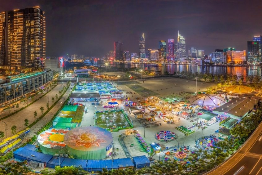 C&ocirc;ng vi&ecirc;n bờ s&ocirc;ng S&agrave;i G&ograve;n ở TP.HCM, nổi bật với c&aacute;c khu vui chơi, sự kiện v&agrave; tầm nh&igrave;n hướng ra trung t&acirc;m th&agrave;nh phố