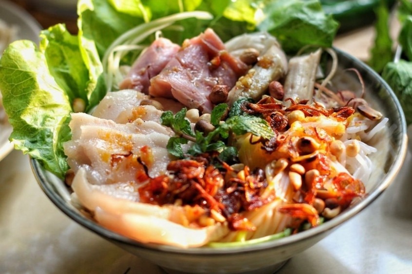 Du kh&aacute;ch Đ&agrave; Lạt sẽ bất ngờ trước hương vị đậm đ&agrave; của m&oacute;n b&uacute;n mắm n&ecirc;m Đ&agrave; Nẵng