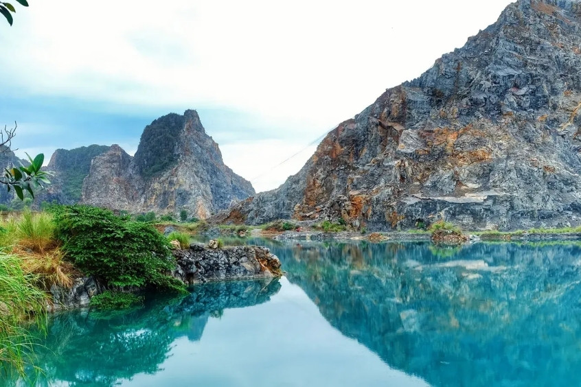 Tuyệt T&igrave;nh Cốc - Hồ nước nổi bật với m&agrave;u xanh ngọc b&iacute;ch độc đ&aacute;o, tạo n&ecirc;n khung cảnh thơ mộng