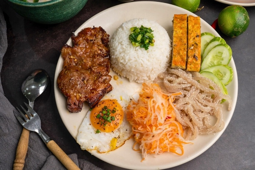 Du kh&aacute;ch từ Đ&agrave; Lạt sẽ bất ngờ trước hương vị thơm ngon của m&oacute;n cơm tấm S&agrave;i G&ograve;n