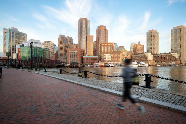To&agrave;n cảnh đường dạo Boston Harborwalk v&agrave; khu Seaport District nh&igrave;n về đường ch&acirc;n trời th&agrave;nh phố Boston, Massachusetts