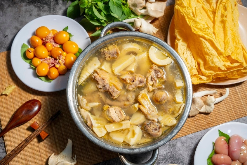 Lẩu g&agrave; l&aacute; &eacute; - M&oacute;n ăn thương hiệu của v&ugrave;ng đất cao nguy&ecirc;n