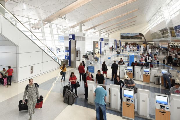 Sảnh làm thủ tục và bán vé tại sân bay quốc tế Dallas/Fort Worth (DFW) Sảnh làm thủ tục và bán vé tại sân bay quốc tế Dallas/Fort Worth (DFW)