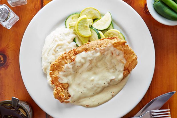 Chicken-fried steak kiểu miền Nam nước Mỹ dùng kèm sốt kem trắng và khoai tây nghiền Chicken-fried steak kiểu miền Nam nước Mỹ dùng kèm sốt kem trắng và khoai tây nghiền