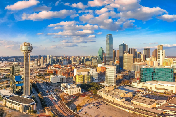 Dallas, Texas với tháp Reunion Tower nổi bật giữa thành phố Dallas, Texas với tháp Reunion Tower nổi bật giữa thành phố