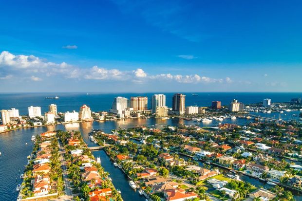 Toàn cảnh hệ thống kênh đào và những ngôi nhà ven sông tại Fort Lauderdale, Florida Toàn cảnh hệ thống kênh đào và những ngôi nhà ven sông tại Fort Lauderdale, Florida