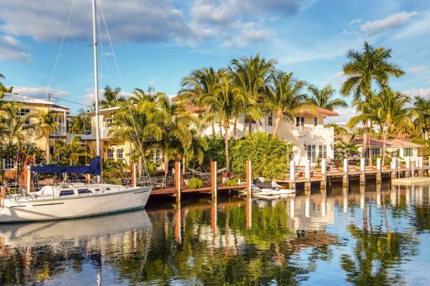 Kênh đào ven sông với hàng dừa, biệt thự và thuyền buồm tại Fort Lauderdale, Florida Kênh đào ven sông với hàng dừa, biệt thự và thuyền buồm tại Fort Lauderdale, Florida