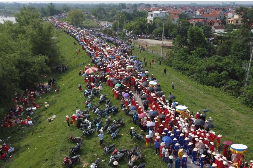 D&ograve;ng người n&aacute;o nhiệt trẩy hội Gi&oacute;ng 2025, rạng rỡ sắc m&agrave;u truyền thống