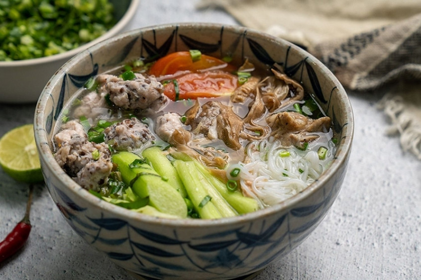 Thưởng thức tinh hoa ẩm thực H&agrave; Th&agrave;nh với b&aacute;t b&uacute;n mọc dọc m&ugrave;ng thanh m&aacute;t, đậm đ&agrave;