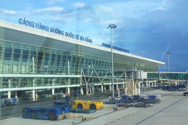 S&acirc;n bay Quốc tế Đ&agrave; Nẵng (DAD) sở hữu vị tr&iacute; gần trung t&acirc;m th&agrave;nh phố, gi&uacute;p h&agrave;nh kh&aacute;ch dễ d&agrave;ng di chuyển trước mỗi chuyến bay