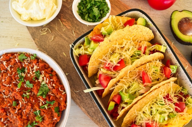 Tacos l&agrave; một trong những m&oacute;n ăn nổi tiếng, mang đậm dấu ấn ẩm thực Mexico v&agrave; rất được y&ecirc;u th&iacute;ch tại Los Angeles