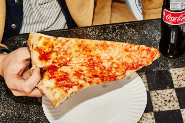 Pizza kiểu New York với đế mỏng, ph&ocirc; mai mozzarella v&agrave; sốt c&agrave; chua đặc trưng
