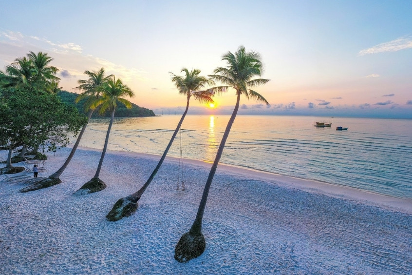 Thời tiết Ph&uacute; Quốc mang vẻ đẹp dịu d&agrave;ng, chan h&ograve;a nắng gi&oacute; biển