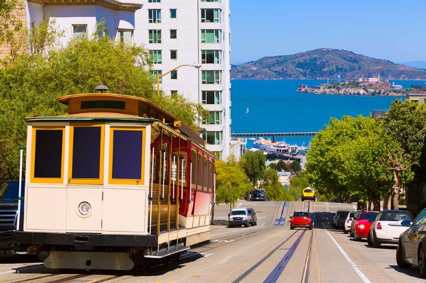 Xe điện c&aacute;p treo (Cable Car) l&agrave; biểu tượng giao th&ocirc;ng nổi tiếng của San Francisco