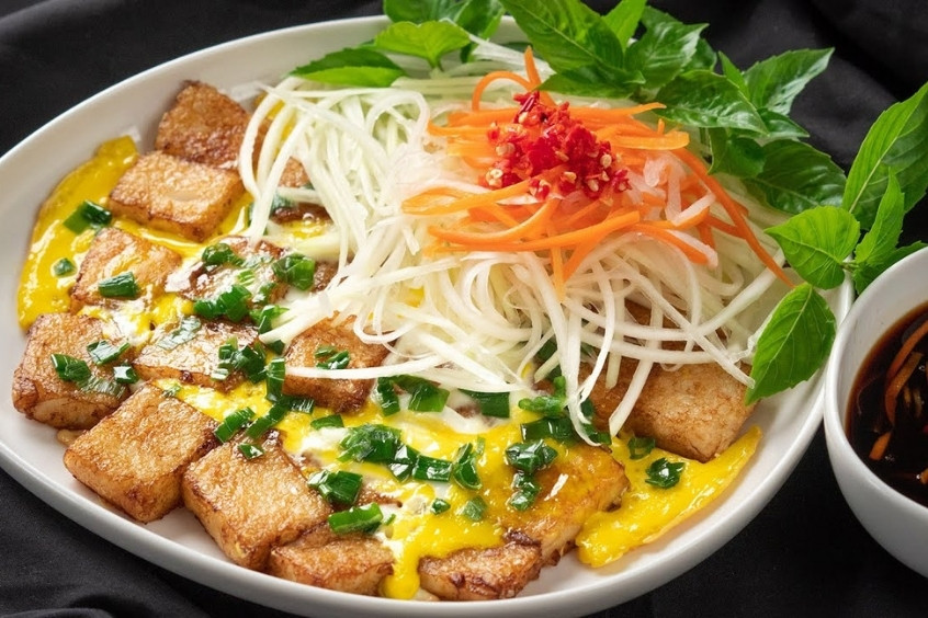 Bột chi&ecirc;n - M&oacute;n ăn vặt hấp dẫn m&agrave; du kh&aacute;ch đến S&agrave;i G&ograve;n kh&ocirc;ng thể bỏ lỡ