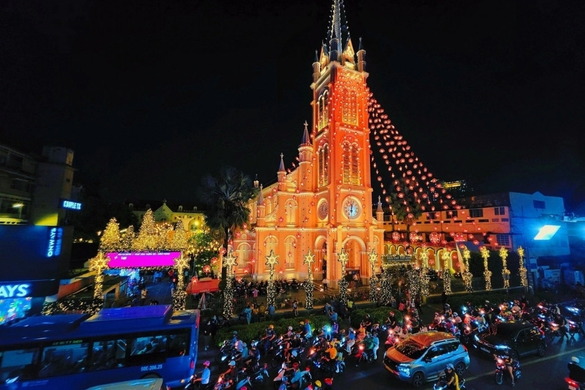 Nh&agrave; thờ T&acirc;n Định - Nổi bật với sắc hồng rực rỡ v&agrave; lối kiến tr&uacute;c Gothic đặc trưng