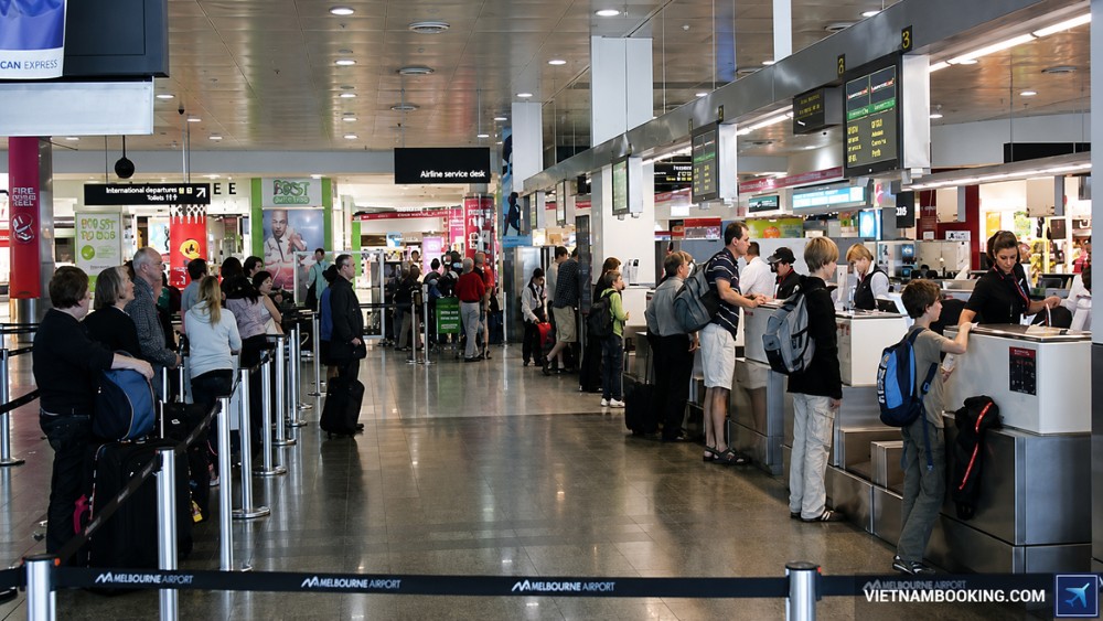 H&agrave;nh kh&aacute;ch l&agrave;m thủ tục khai b&aacute;o v&agrave; kiểm tra h&agrave;nh l&yacute; trước chuyến bay đi Brisbane