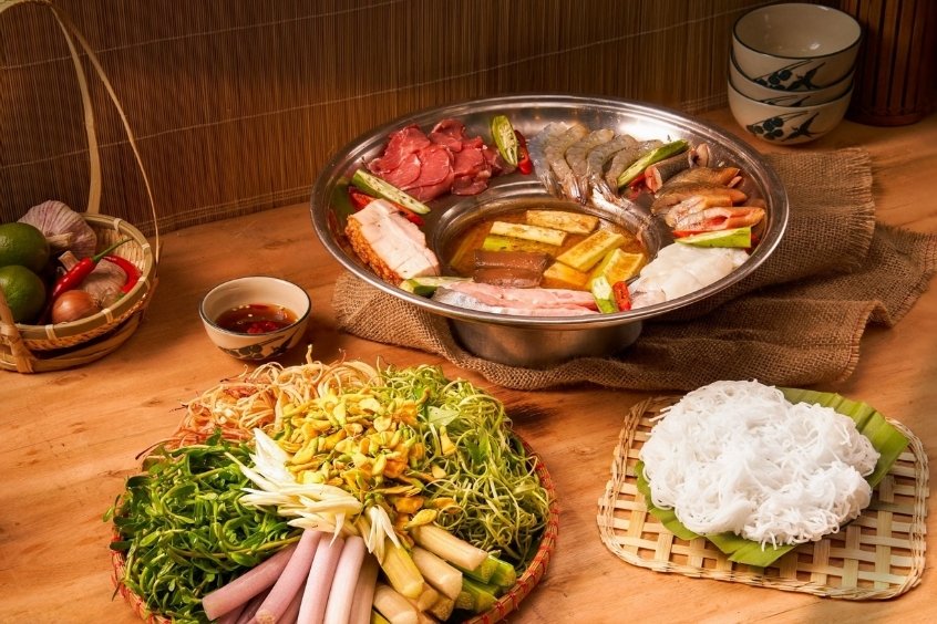 Lẩu mắm l&agrave; m&oacute;n ăn được phục vụ k&egrave;m với b&uacute;n tươi v&agrave; h&agrave;ng chục loại rau d&acirc;n d&atilde;