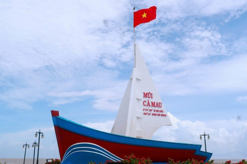 Mũi C&agrave; Mau - Nơi du kh&aacute;ch c&oacute; thể ngắm b&igrave;nh minh v&agrave; ho&agrave;ng h&ocirc;n tại c&ugrave;ng một địa điểm