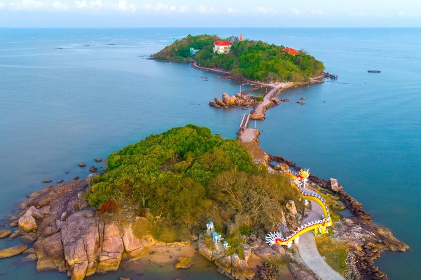 H&ograve;n Đ&aacute; Bạc l&agrave; cụm đảo hoang sơ bao gồm ba h&ograve;n đảo lớn nhỏ