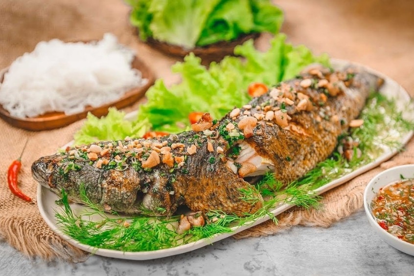 C&aacute; l&oacute;c nướng trui l&agrave; m&oacute;n ăn đặc sản Cần Thơ m&agrave; du kh&aacute;ch nhất định phải thưởng thức