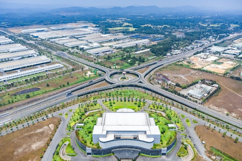 Khu kinh tế mở Chu Lai nằm tại tỉnh Quảng Nam, đ&oacute;ng vai tr&ograve; quan trọng trong việc th&uacute;c đẩy ph&aacute;t triển kinh tế khu vực