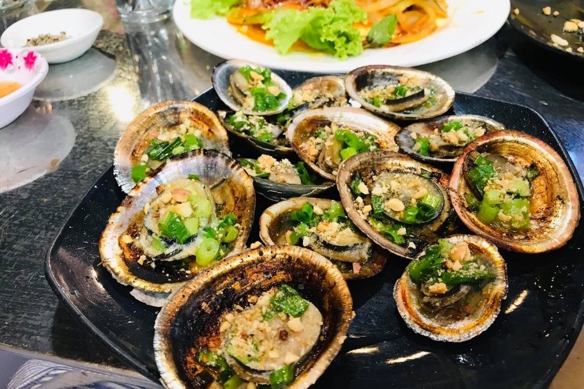 Du kh&aacute;ch H&agrave; th&agrave;nh nhất định phải thưởng thức c&aacute;c m&oacute;n hải sản tươi ngon trong chuyến đi C&ocirc;n Đảo