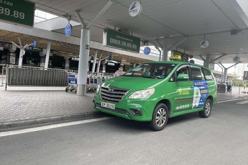 Taxi l&agrave; phương tiện đưa đ&oacute;n h&agrave;nh kh&aacute;ch phổ biến hiện nay tại c&aacute;c s&acirc;n bay