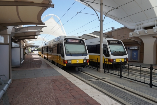 Tàu điện DART Orange Line hiện đại giúp du lịch Dallas thuận tiện và nhanh chóng