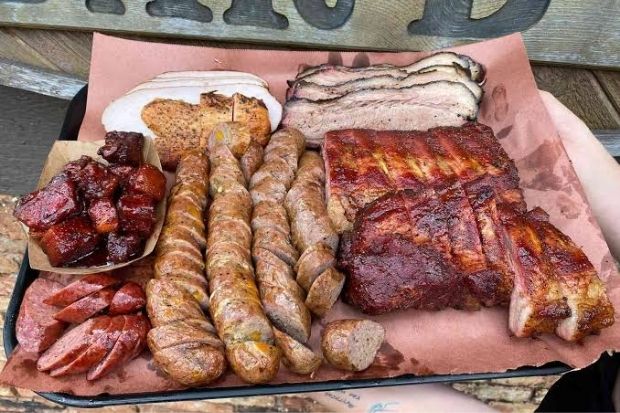 Đĩa thịt hun kh&oacute;i kiểu Texas với brisket, sườn heo, x&uacute;c x&iacute;ch v&agrave; thịt g&agrave; t&acirc;y