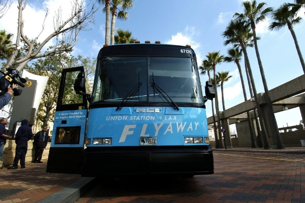 Hạ cánh xong là lướt ngay FlyAway, thẳng tiến trung tâm Los Angeles