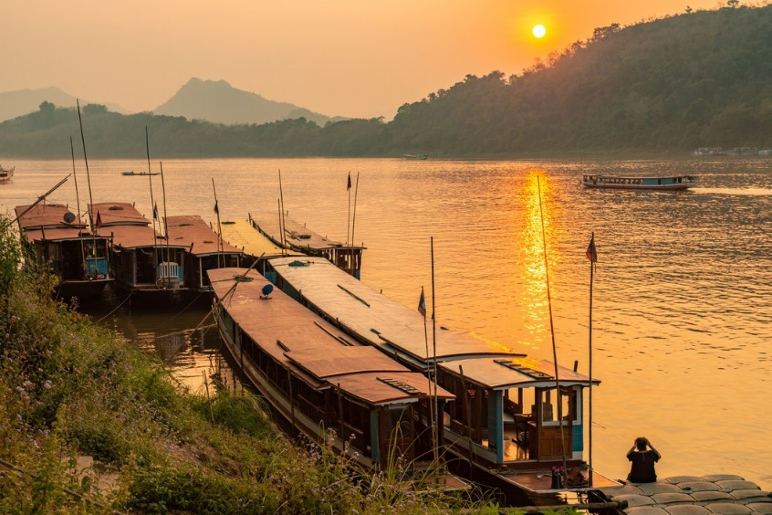 Ngắm ho&agrave;ng h&ocirc;n b&ecirc;n s&ocirc;ng Mekong trong thời tiết dịu m&aacute;t ở Luang Prabang