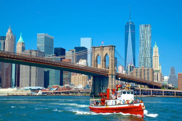 Cảnh cầu Brooklyn b&ecirc;n s&ocirc;ng East River, New York 
