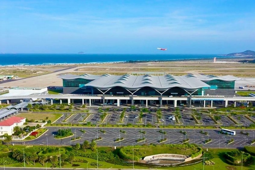 S&acirc;n bay quốc tế Cam Ranh thuộc tỉnh Kh&aacute;nh H&ograve;a, s&acirc;n bay ch&iacute;nh phục vụ th&agrave;nh phố Nha Trang v&agrave; c&aacute;c khu vực l&acirc;n cận