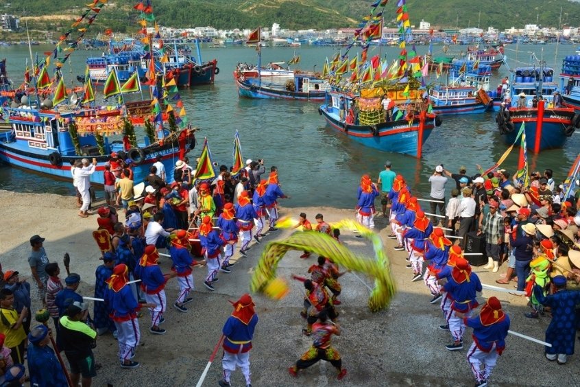 Lễ hội Cầu Ngư truyền thống tại Kh&aacute;nh H&ograve;a, l&agrave; dịp để ngư d&acirc;n thể hiện l&ograve;ng th&agrave;nh k&iacute;nh đối với C&aacute; &Ocirc;ng (thần Nam Hải)