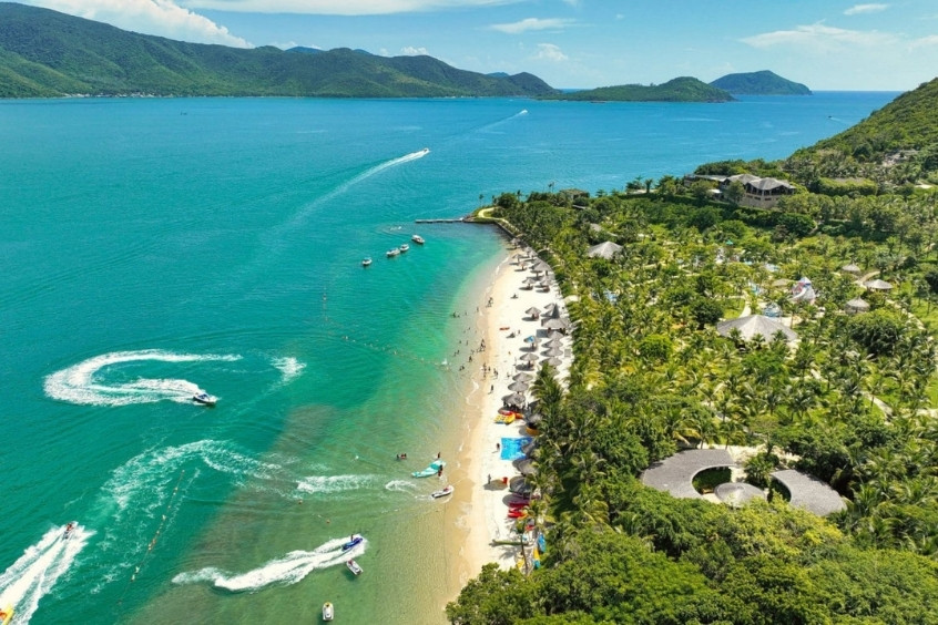 Đảo H&ograve;n Tằm nổi bật với b&atilde;i c&aacute;t trắng mịn, nước biển trong xanh v&agrave; hệ sinh th&aacute;i nguy&ecirc;n sơ được bảo tồn tốt