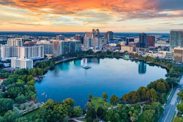 Trung tâm Orlando với hồ Lake Eola nổi bật giữa những tòa nhà cao tầng Trung tâm Orlando với hồ Lake Eola nổi bật giữa những tòa nhà cao tầng