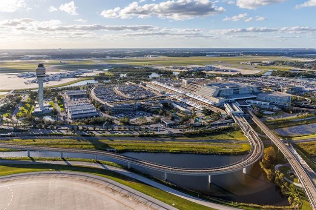 Toàn cảnh Sân bay Quốc tế Orlando với nhà ga, bãi đỗ xe và tháp kiểm soát không lưu Toàn cảnh Sân bay Quốc tế Orlando với nhà ga, bãi đỗ xe và tháp kiểm soát không lưu