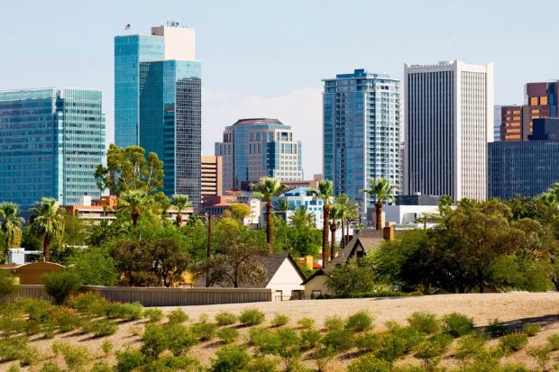 Skyline hiện đại của Phoenix giữa khung cảnh sa mạc đặc trưng Arizona