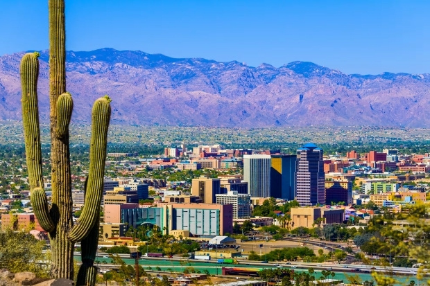 To&agrave;n cảnh th&agrave;nh phố Phoenix giữa sa mạc rực nắng tại bang Arizona